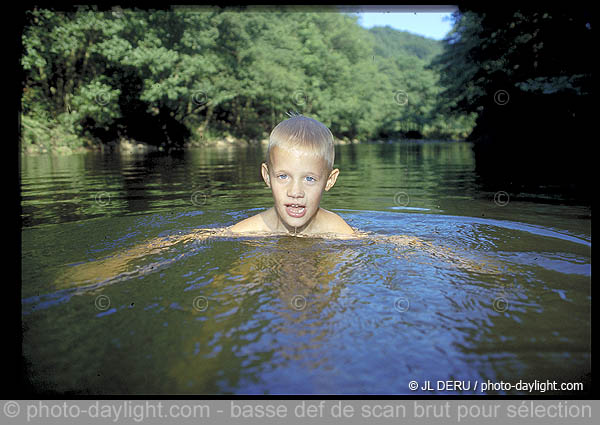 enfant dans la rivire - child in the river